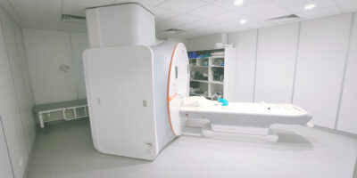SPZOZ w Siedlcach uprzejmie informuje,  że od 1 października 2023 r.  w nowo otwartej Pracowni Rezonansu Magnetycznego wykonywane będą badania dla pacjentów w ramach umowy zawartej z Narodowym Funduszem Zdrowia.