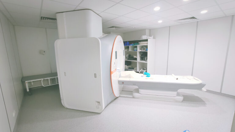 SPZOZ w Siedlcach uprzejmie informuje,  że od 1 października 2023 r.  w nowo otwartej Pracowni Rezonansu Magnetycznego wykonywane będą badania dla pacjentów w ramach umowy zawartej z Narodowym Funduszem Zdrowia.